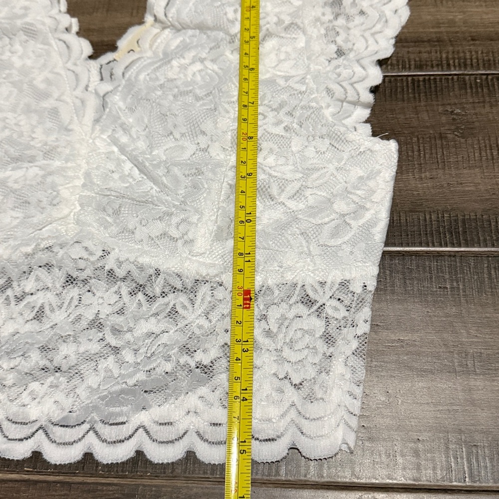 New POL Lace Short Sleeve V Neck Cropped Top with Scallop Detail - Picture 9 of 9